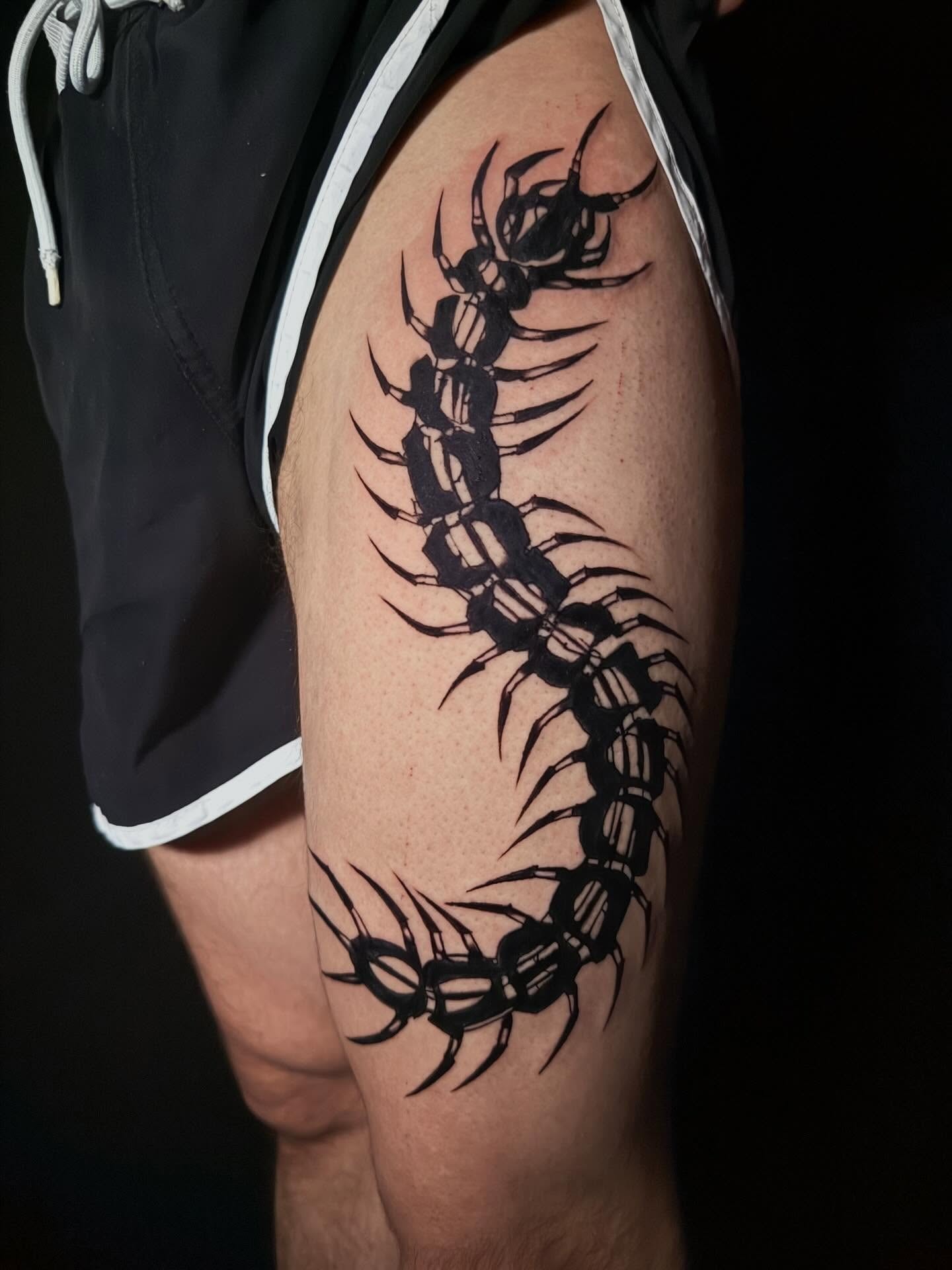 Ciempiés en blackwork, muslo