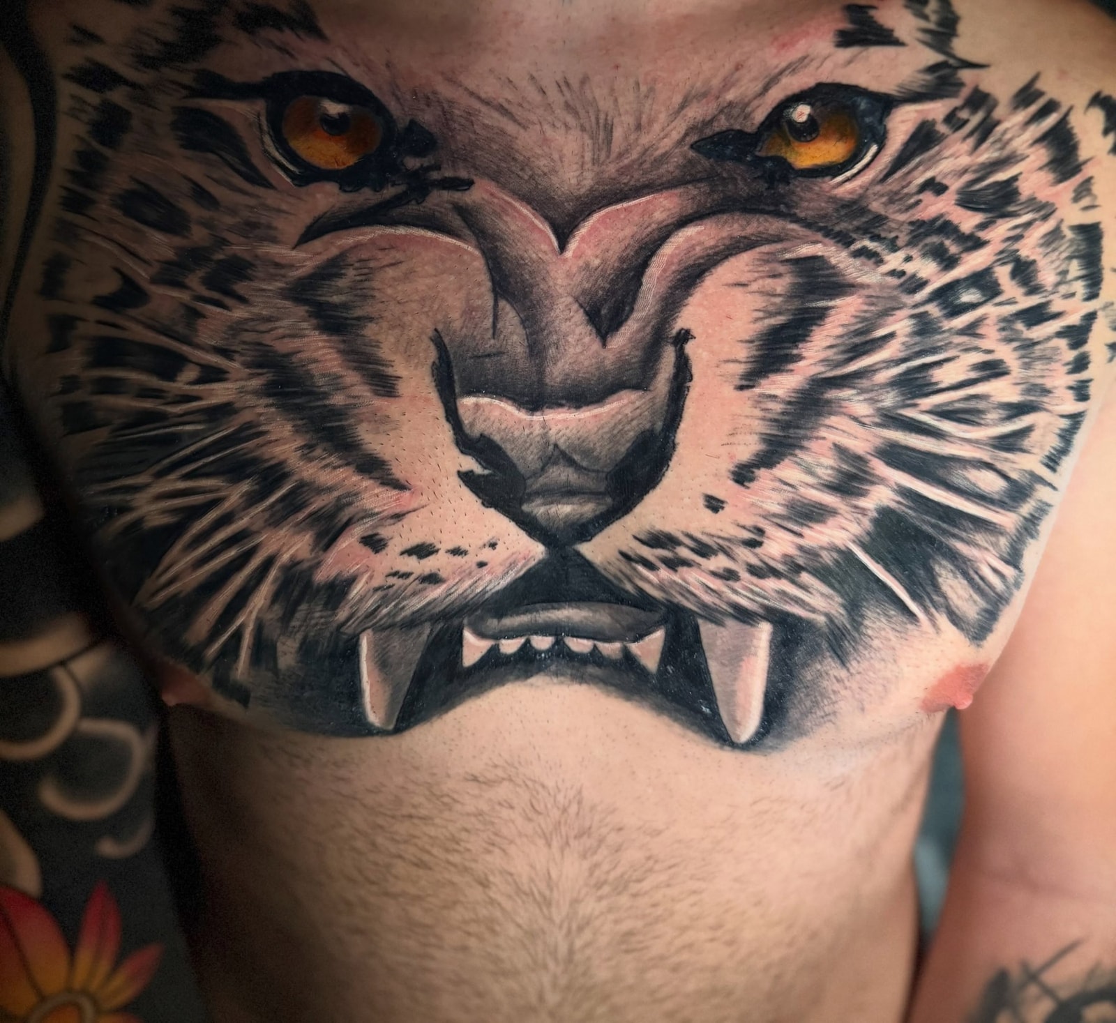 Tatuaje realista de tigre en el pecho